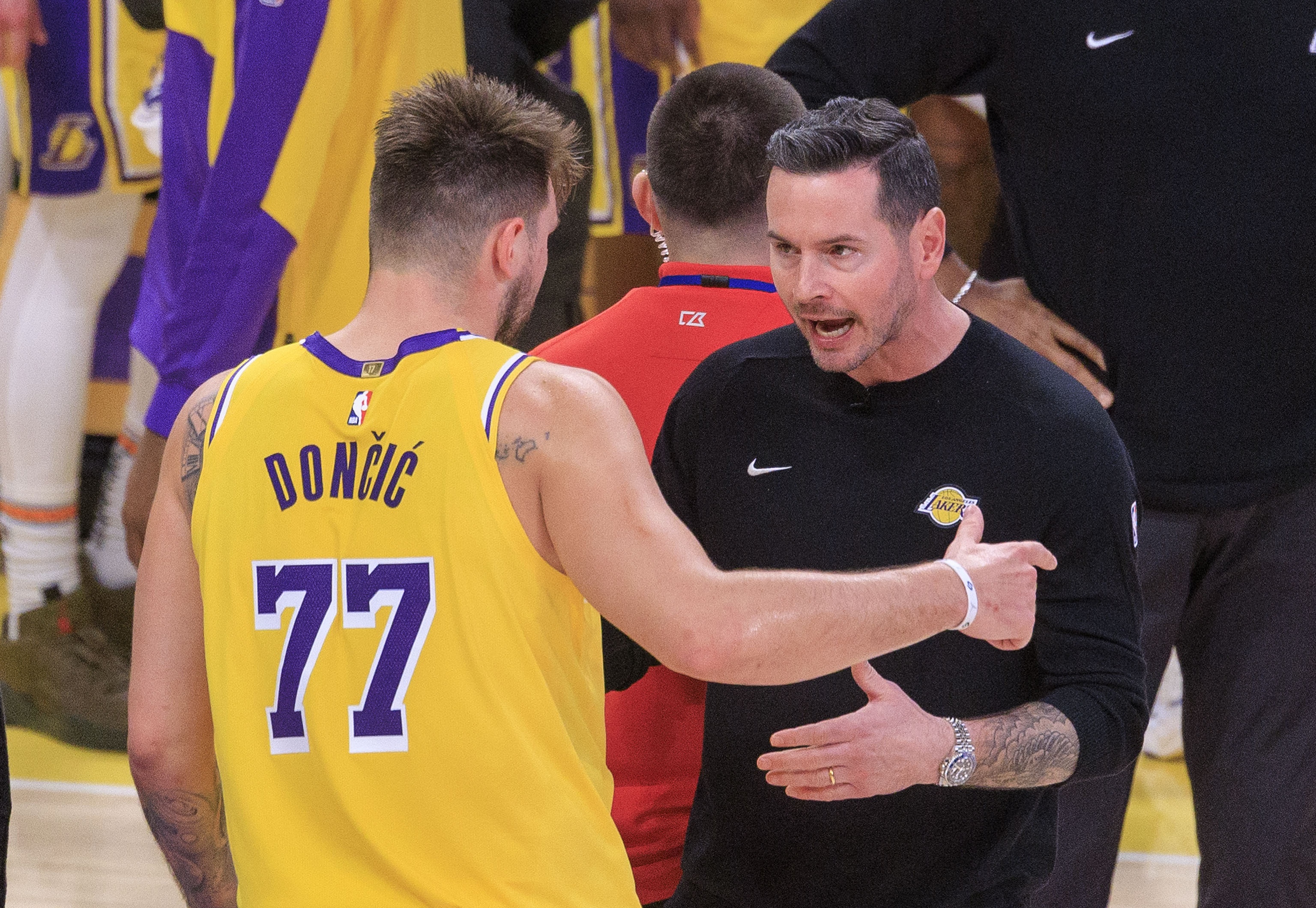 皇冠体育网站-雷迪克大赞东契奇:他无球、持球和背打的表现都很棒