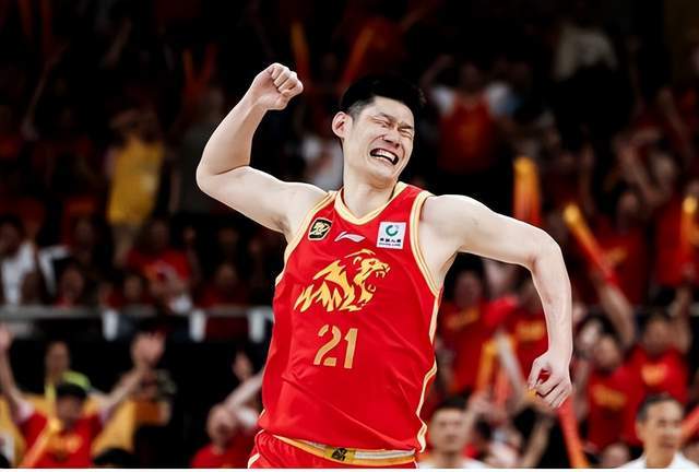 皇冠体育-半场49-49！胡金秋爆发独砍22分，广厦领先两位数被抹平，想赢难